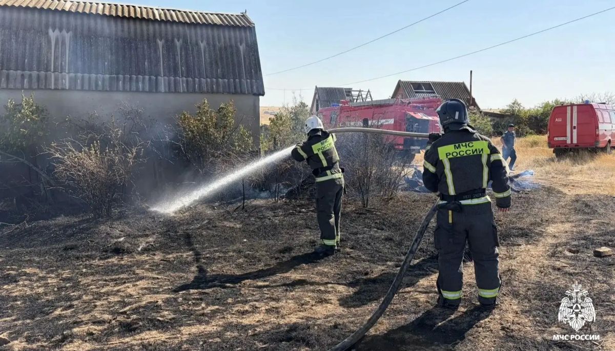 В Элисте потушили возгорание сухой растительности в районе «Тополиной рощи»