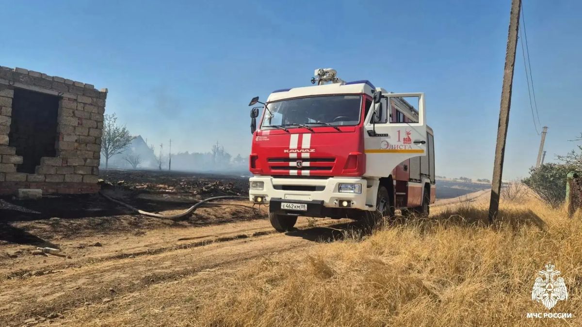 В Элисте потушили возгорание сухой растительности в районе «Тополиной рощи» В Элисте потушили возгорание сухой растительности в районе «Тополиной рощи»