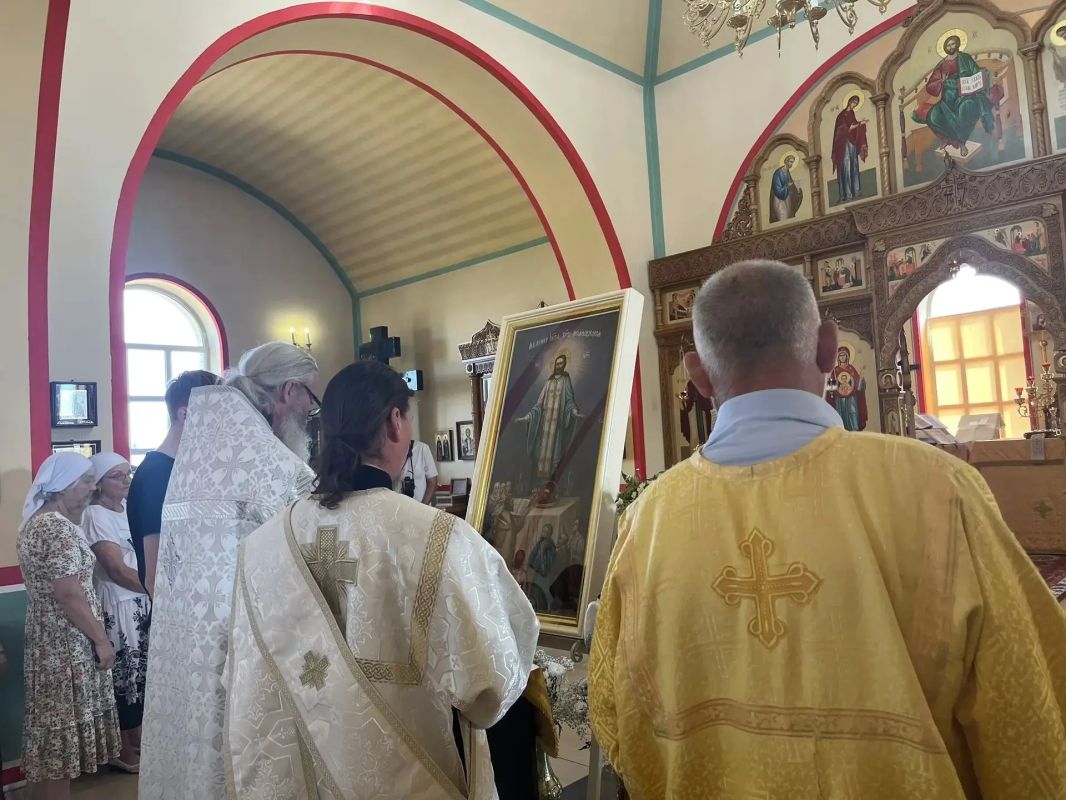 Завтра икону «Явление Христа Спасителя» передадут в храм иконы Божией Матери «Живоносный Источник» города Лагань Завтра икону «Явление Христа Спасителя» передадут в храм иконы Божией Матери «Живоносный Источник» города Лагань