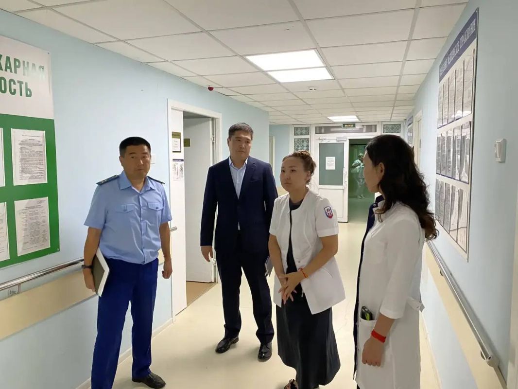 Прокурор г. Элисты провел выездной прием граждан в республиканской больнице им. П.П. Жемчуева Прокурор г. Элисты провел выездной прием граждан в республиканской больнице им. П.П. Жемчуева