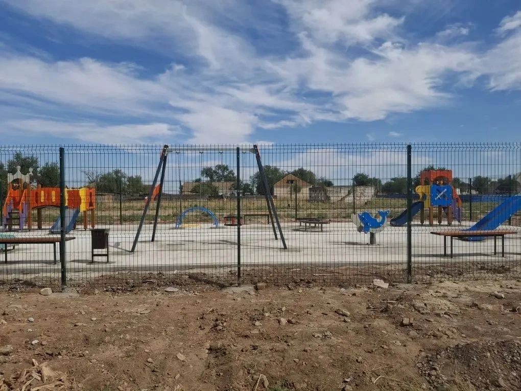 В поселке Гашун завершается благоустройство детской площадки В поселке Гашун завершается благоустройство детской площадки