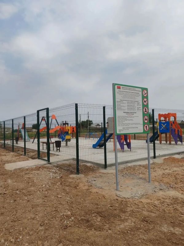 В поселке Гашун завершается благоустройство детской площадки