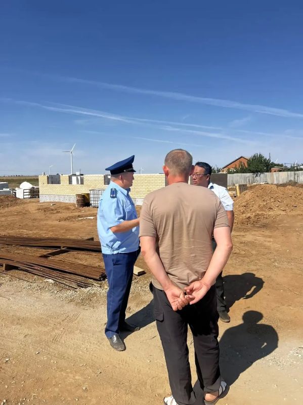 Прокуратура Юстинского района контролирует ход строительства 12 двухквартирных домов в п. Цаган-Аман Прокуратура Юстинского района контролирует ход строительства 12 двухквартирных домов в п. Цаган-Аман