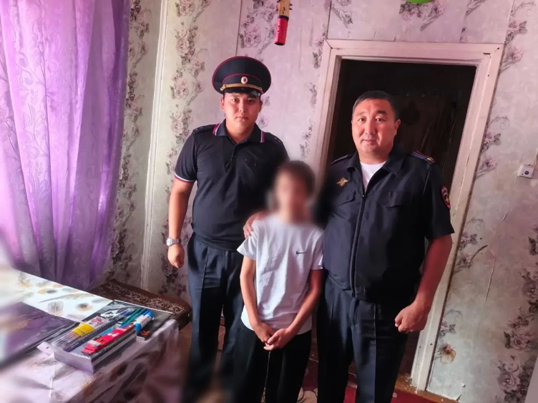 В Калмыкии продолжается благотворительная акция «Помоги пойти учиться», в рамках которой полицейские и общественники помогают семьям подготовиться к новому учебному году В Калмыкии продолжается благотворительная акция «Помоги пойти учиться», в рамках которой полицейские и общественники помогают семьям подготовиться к новому учебному году