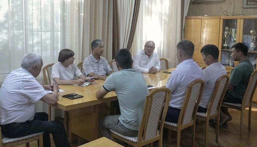 27 августа первый секретарь КРО КПРФ, заместитель Председателя Народного Хурала (Парламента) Республики Калмыкия Николай Нуров и секретарь рескома партии Мигмир Бембеева провели встречи с избирателями в городе Лагани, а... 27 августа первый секретарь КРО КПРФ, заместитель Председателя Народного Хурала (Парламента) Республики Калмыкия Николай Нуров и секретарь рескома партии Мигмир Бембеева провели встречи с избирателями в городе Лагани, а...