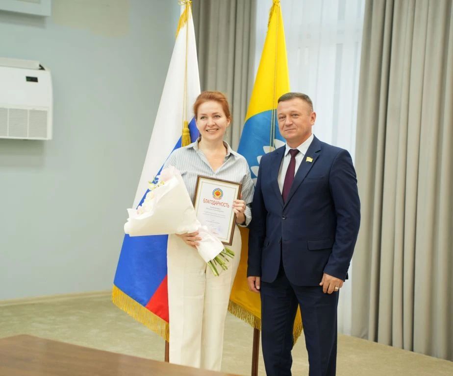Председатель Народного Хурала (Парламента) Республики Калмыкия Артем Михайлов вручил дипломы выпускникам региональной программы «Герои 08» Председатель Народного Хурала (Парламента) Республики Калмыкия Артем Михайлов вручил дипломы выпускникам региональной программы «Герои 08»