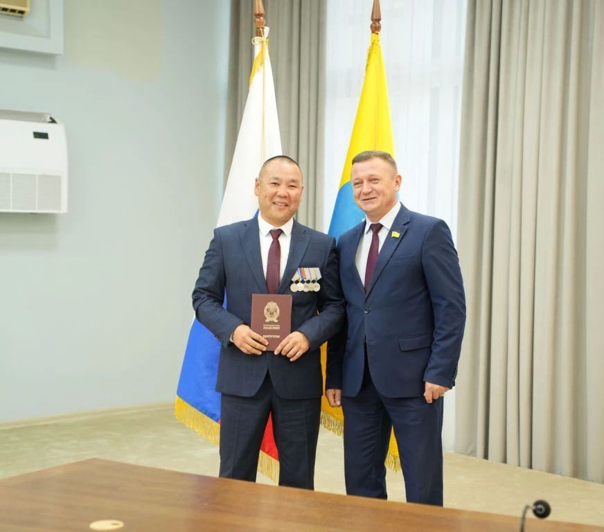 Председатель Народного Хурала (Парламента) Республики Калмыкия Артем Михайлов вручил дипломы выпускникам региональной программы «Герои 08» Председатель Народного Хурала (Парламента) Республики Калмыкия Артем Михайлов вручил дипломы выпускникам региональной программы «Герои 08»