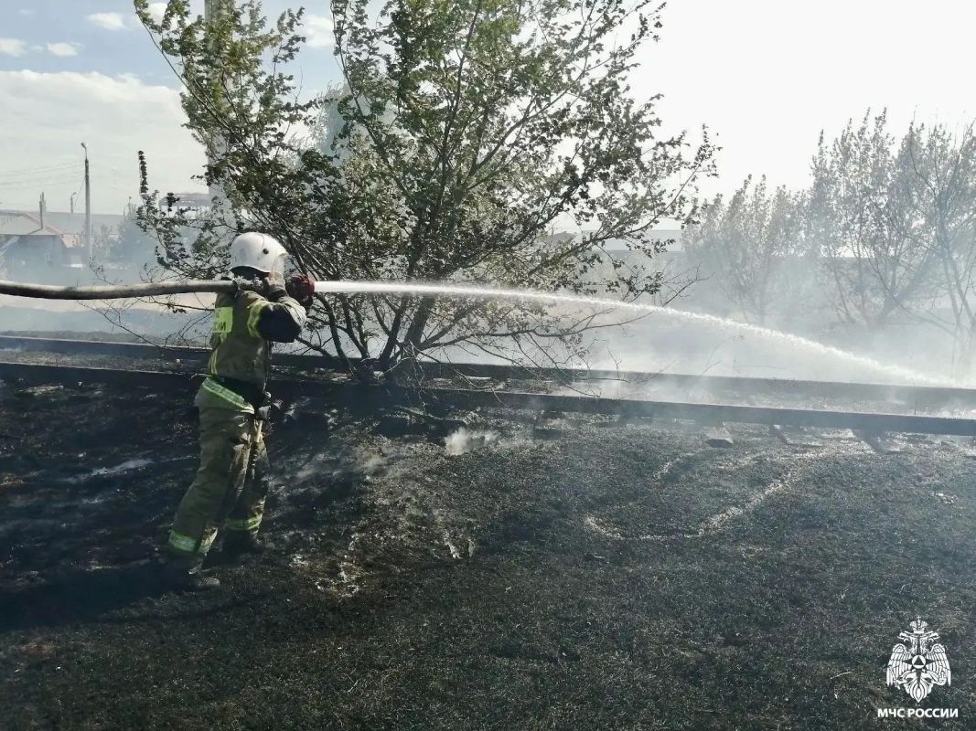 В Элисте потушили возгорание сухой растительности В Элисте потушили возгорание сухой растительности