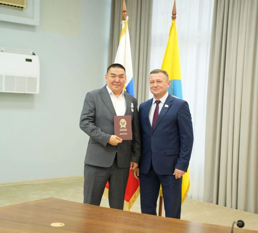 Председатель Народного Хурала (Парламента) Республики Калмыкия Артем Михайлов вручил дипломы выпускникам региональной программы «Герои 08» Председатель Народного Хурала (Парламента) Республики Калмыкия Артем Михайлов вручил дипломы выпускникам региональной программы «Герои 08»