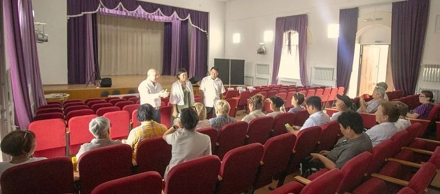 27 августа первый секретарь КРО КПРФ, заместитель Председателя Народного Хурала (Парламента) Республики Калмыкия Николай Нуров и секретарь рескома партии Мигмир Бембеева провели встречи с избирателями в городе Лагани, а... 27 августа первый секретарь КРО КПРФ, заместитель Председателя Народного Хурала (Парламента) Республики Калмыкия Николай Нуров и секретарь рескома партии Мигмир Бембеева провели встречи с избирателями в городе Лагани, а...