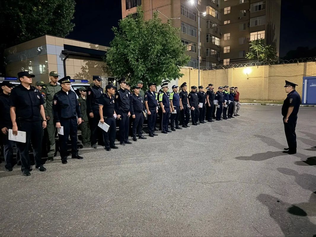 Сотрудники полиции Элисты продолжают наводить порядок на улицах города Сотрудники полиции Элисты продолжают наводить порядок на улицах города