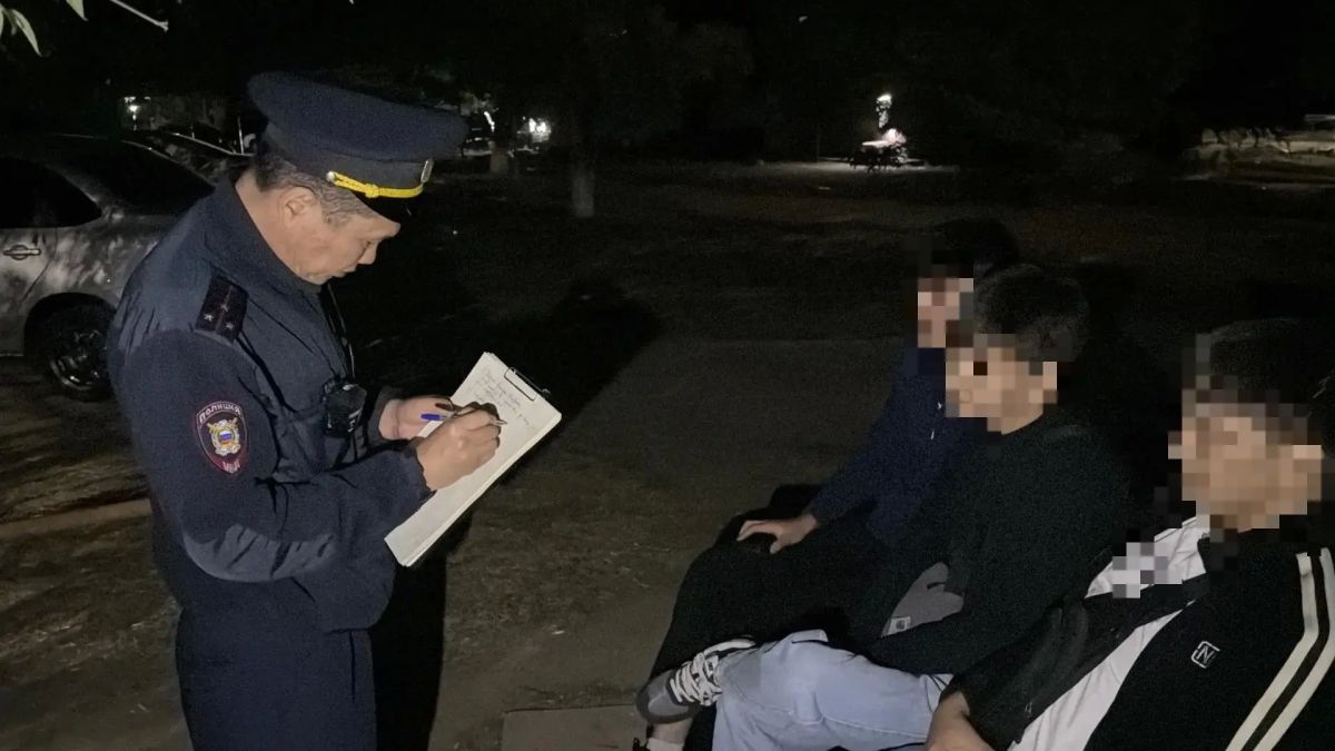 Сотрудники полиции Элисты продолжают наводить порядок на улицах города Сотрудники полиции Элисты продолжают наводить порядок на улицах города