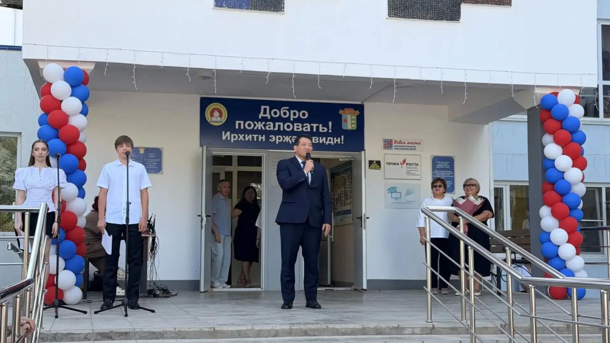 Сегодня руководитель Агентства по делам молодёжи Республики Калмыкия Антон Натыров принял участие в торжественной линейке в средней общеобразовательной школе № 18 Сегодня руководитель Агентства по делам молодёжи Республики Калмыкия Антон Натыров принял участие в торжественной линейке в средней общеобразовательной школе № 18