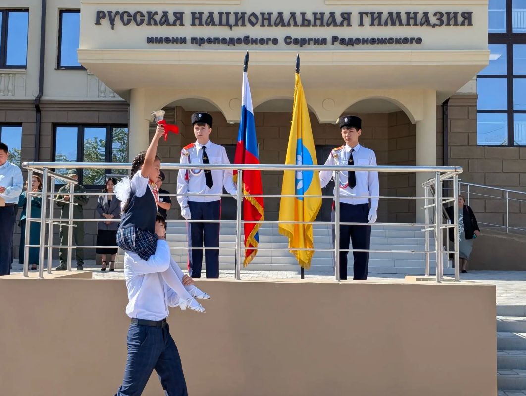 Максим Сорокин: Сегодня в Элисте День знаний отмечают 1 791 первоклассник, а всего школы города открыли двери для 16 631 ученика Максим Сорокин: Сегодня в Элисте День знаний отмечают 1 791 первоклассник, а всего школы города открыли двери для 16 631 ученика