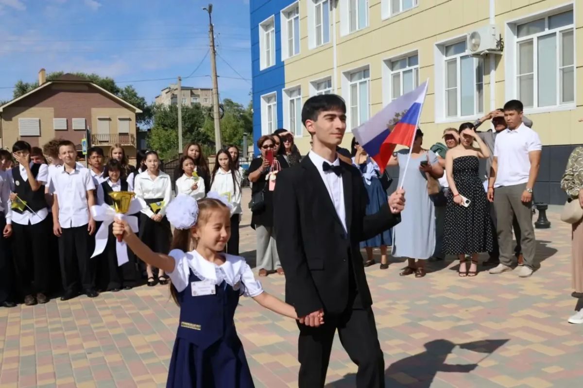 Бату Хасиков: День знаний – один из самых светлых и добрых праздников, объединяющий все поколения Бату Хасиков: День знаний – один из самых светлых и добрых праздников, объединяющий все поколения