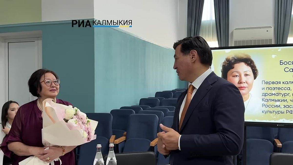 В первую очередь Глава Калмыкии Бату Хасиков тепло поприветствовал дочь легендарной Боси Сангаджиевой — Татьяну Басанговну