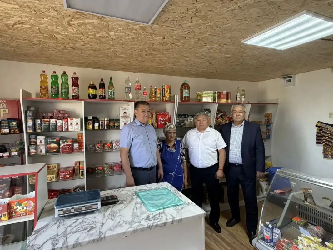 Представители Министерства экономики и торговли Калмыкии посетили новые магазины товаров повседневного спроса в поселках Ут Сала, Хомутников и Бага Бурул Ики-Бурульского района, которые открылись благодаря государственной... Представители Министерства экономики и торговли Калмыкии посетили новые магазины товаров повседневного спроса в поселках Ут Сала, Хомутников и Бага Бурул Ики-Бурульского района, которые открылись благодаря государственной...