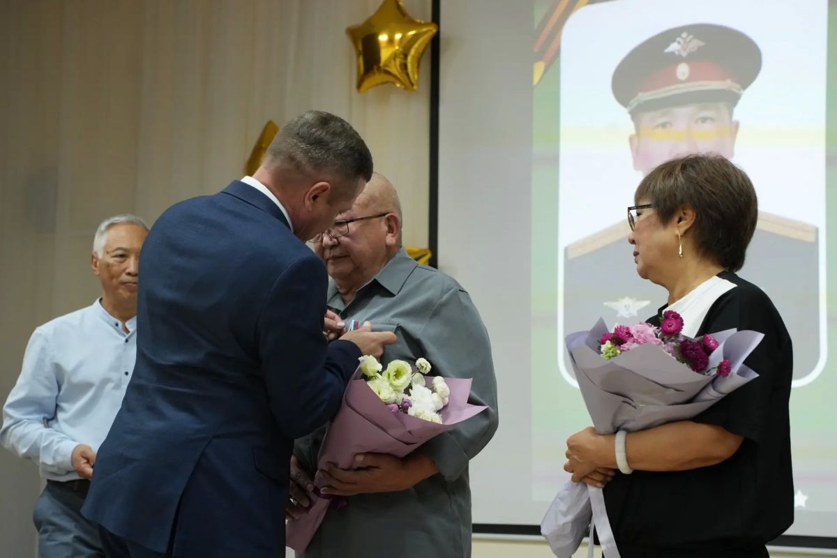 В школе №17 города Элисты состоялась церемония вручения медали общественного признания «Отец солдата» В школе №17 города Элисты состоялась церемония вручения медали общественного признания «Отец солдата»