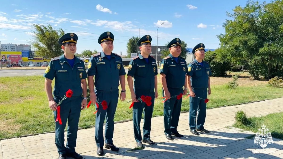 В Элисте почтили память Героя России Евгения Зиничева В Элисте почтили память Героя России Евгения Зиничева