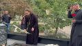 На территории собора, рядом с Крестовоздвиженской церковью, участники возложили цветы к захоронению Семена Бондаренко и его супруги