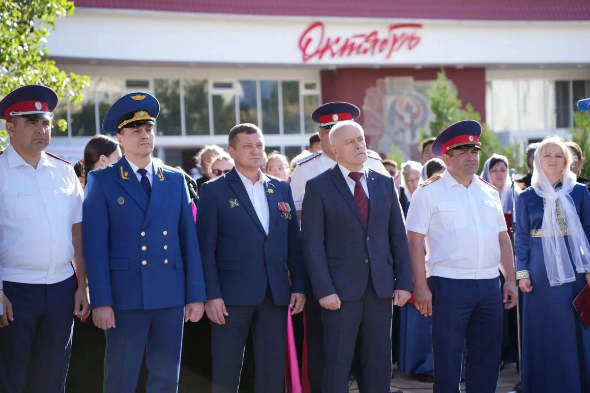 В Элисте у стен Собора святых равноапостольных Кирилла и Мефодия в парке Победы прошла торжественная церемония с участием казаков Калмыцкого казачьего округа Всевеликого войска Донского и силовых подразделений В Элисте у стен Собора святых равноапостольных Кирилла и Мефодия в парке Победы прошла торжественная церемония с участием казаков Калмыцкого казачьего округа Всевеликого войска Донского и силовых подразделений