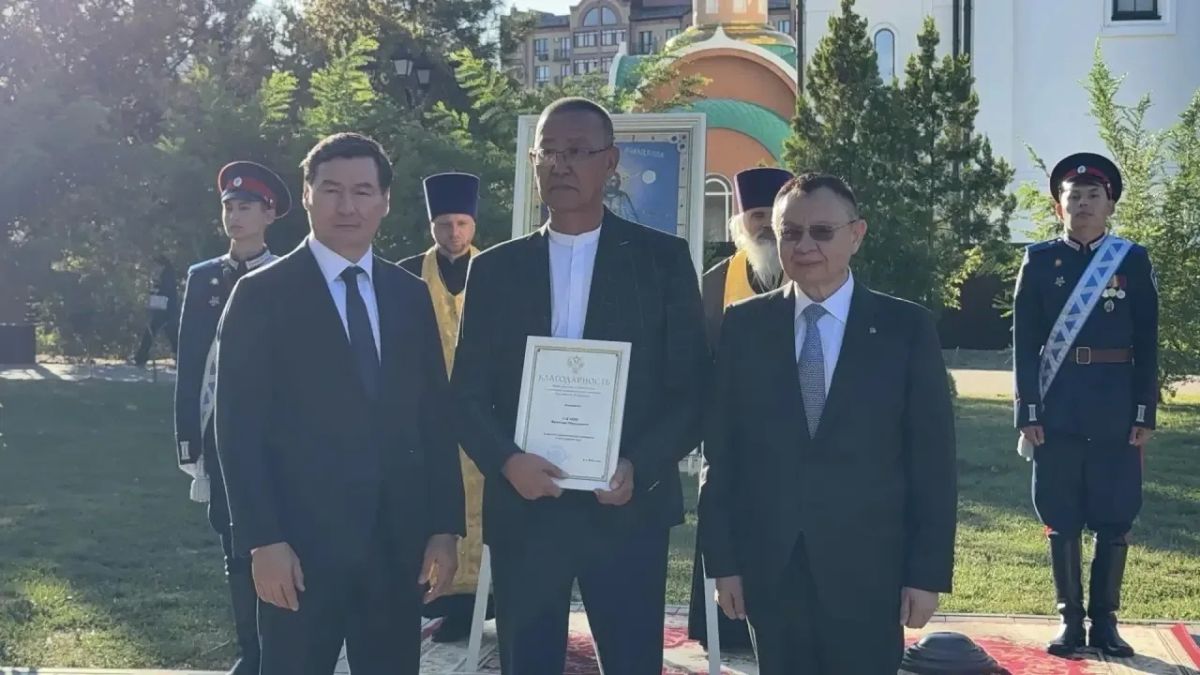 Ирек Файзуллин вручил государственные и ведомственные награды строителям Калмыкии Ирек Файзуллин вручил государственные и ведомственные награды строителям Калмыкии