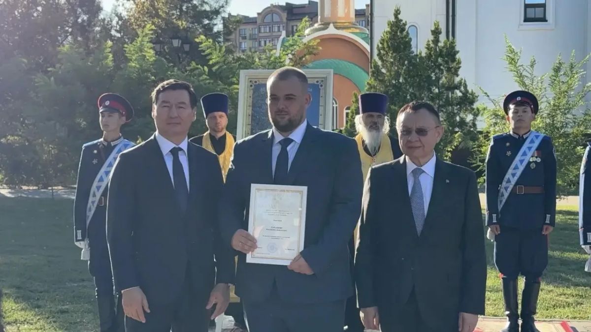 Ирек Файзуллин вручил государственные и ведомственные награды строителям Калмыкии Ирек Файзуллин вручил государственные и ведомственные награды строителям Калмыкии