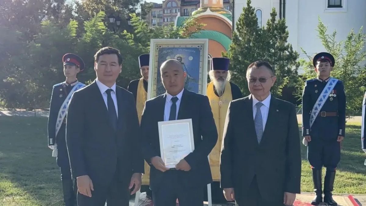Ирек Файзуллин вручил государственные и ведомственные награды строителям Калмыкии Ирек Файзуллин вручил государственные и ведомственные награды строителям Калмыкии