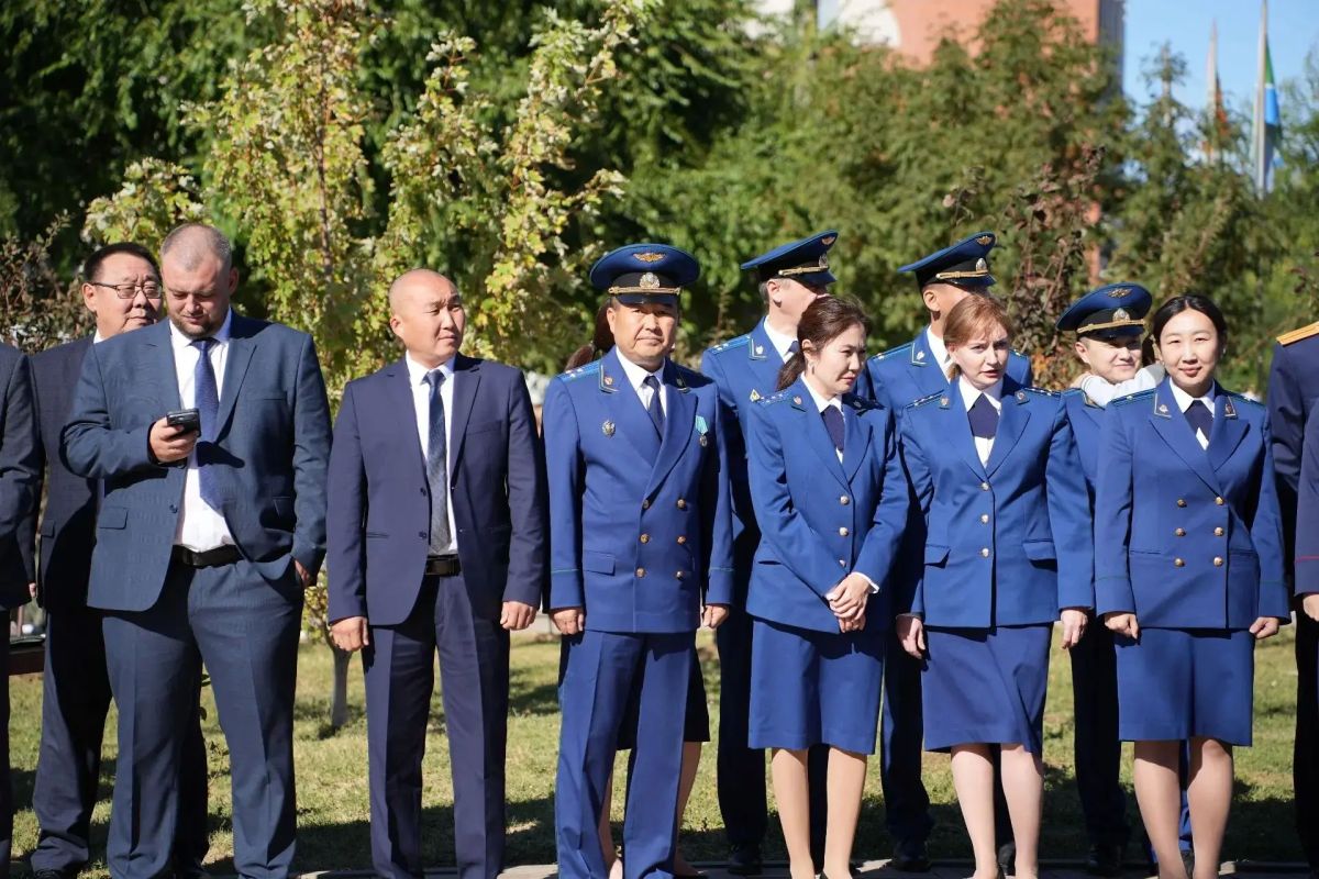 В Элисте у стен Собора святых равноапостольных Кирилла и Мефодия в парке Победы прошла торжественная церемония с участием казаков Калмыцкого казачьего округа Всевеликого войска Донского и силовых подразделений В Элисте у стен Собора святых равноапостольных Кирилла и Мефодия в парке Победы прошла торжественная церемония с участием казаков Калмыцкого казачьего округа Всевеликого войска Донского и силовых подразделений