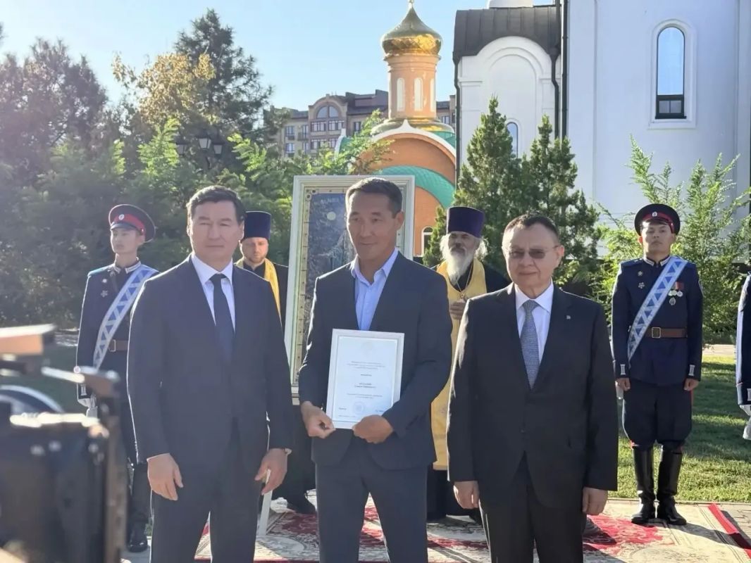 Ирек Файзуллин вручил государственные и ведомственные награды строителям Калмыкии Ирек Файзуллин вручил государственные и ведомственные награды строителям Калмыкии