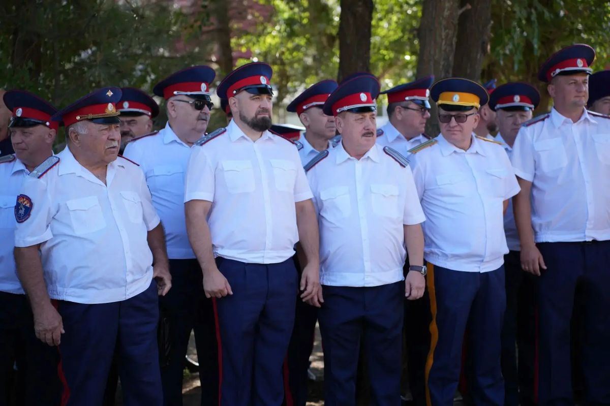 В Элисте у стен Собора святых равноапостольных Кирилла и Мефодия в парке Победы прошла торжественная церемония с участием казаков Калмыцкого казачьего округа Всевеликого войска Донского и силовых подразделений В Элисте у стен Собора святых равноапостольных Кирилла и Мефодия в парке Победы прошла торжественная церемония с участием казаков Калмыцкого казачьего округа Всевеликого войска Донского и силовых подразделений