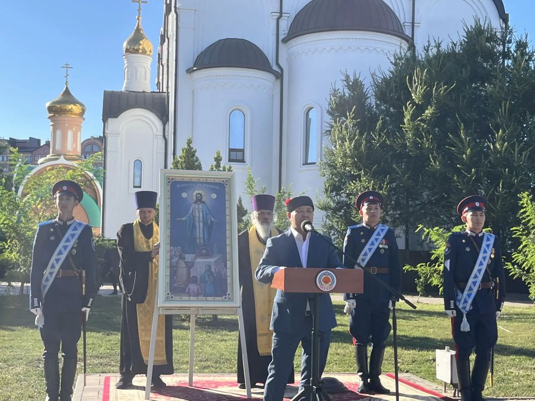 В парке Победы у Собора святых равноапостольных Кирилла и Мефодия состоялось торжественное построение казаков Калмыцкого казачьего округа Всевеликого войска Донского совместно с представителями силовых подразделений В парке Победы у Собора святых равноапостольных Кирилла и Мефодия состоялось торжественное построение казаков Калмыцкого казачьего округа Всевеликого войска Донского совместно с представителями силовых подразделений