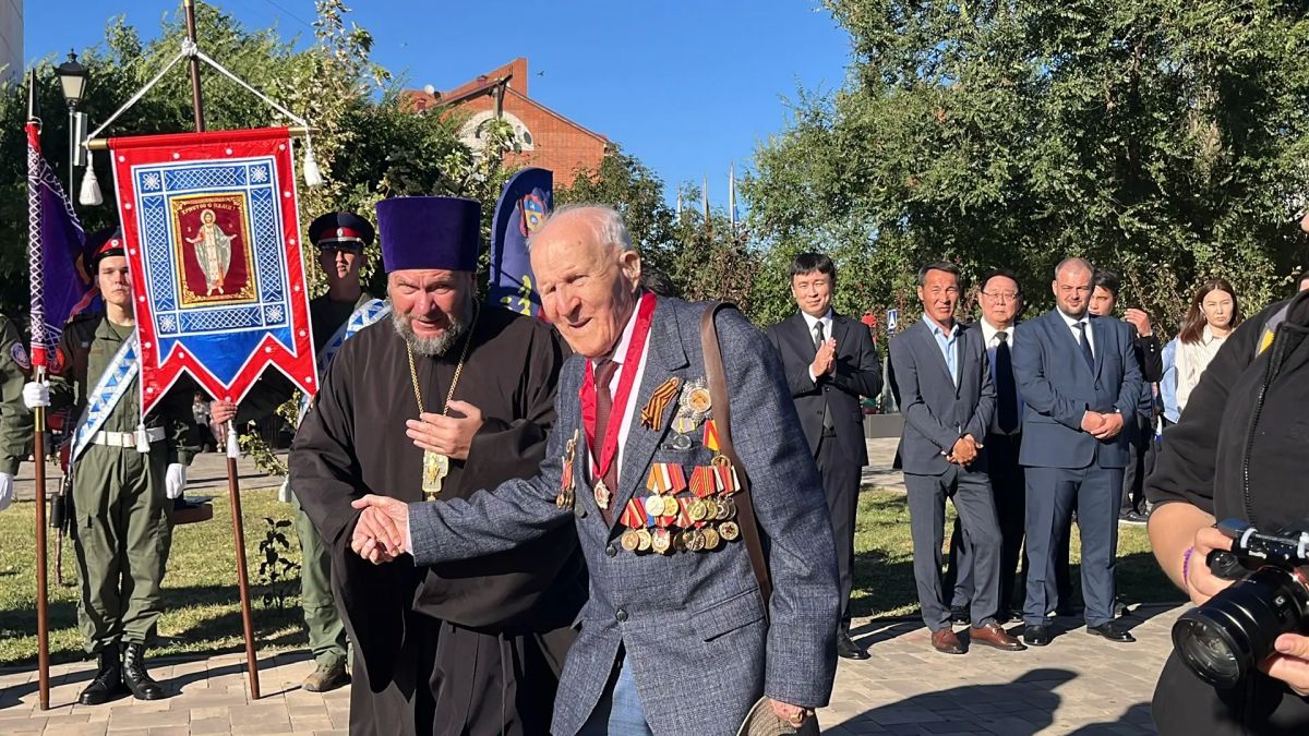 В парке Победы у Собора святых равноапостольных Кирилла и Мефодия состоялось торжественное построение казаков Калмыцкого казачьего округа Всевеликого войска Донского совместно с представителями силовых подразделений В парке Победы у Собора святых равноапостольных Кирилла и Мефодия состоялось торжественное построение казаков Калмыцкого казачьего округа Всевеликого войска Донского совместно с представителями силовых подразделений
