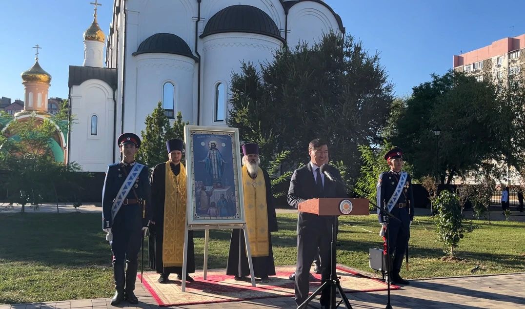В парке Победы у Собора святых равноапостольных Кирилла и Мефодия состоялось торжественное построение казаков Калмыцкого казачьего округа Всевеликого войска Донского совместно с представителями силовых подразделений В парке Победы у Собора святых равноапостольных Кирилла и Мефодия состоялось торжественное построение казаков Калмыцкого казачьего округа Всевеликого войска Донского совместно с представителями силовых подразделений