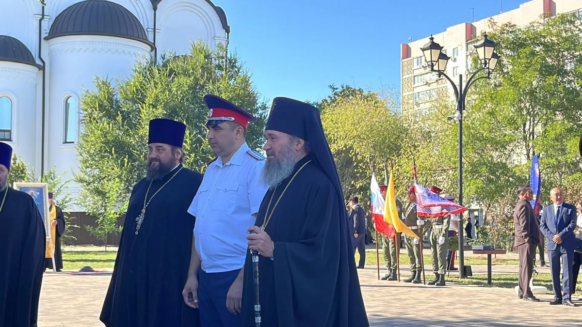 В парке Победы у Собора святых равноапостольных Кирилла и Мефодия состоялось торжественное построение казаков Калмыцкого казачьего округа Всевеликого войска Донского совместно с представителями силовых подразделений В парке Победы у Собора святых равноапостольных Кирилла и Мефодия состоялось торжественное построение казаков Калмыцкого казачьего округа Всевеликого войска Донского совместно с представителями силовых подразделений