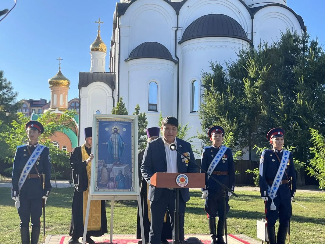 В парке Победы у Собора святых равноапостольных Кирилла и Мефодия состоялось торжественное построение казаков Калмыцкого казачьего округа Всевеликого войска Донского совместно с представителями силовых подразделений В парке Победы у Собора святых равноапостольных Кирилла и Мефодия состоялось торжественное построение казаков Калмыцкого казачьего округа Всевеликого войска Донского совместно с представителями силовых подразделений