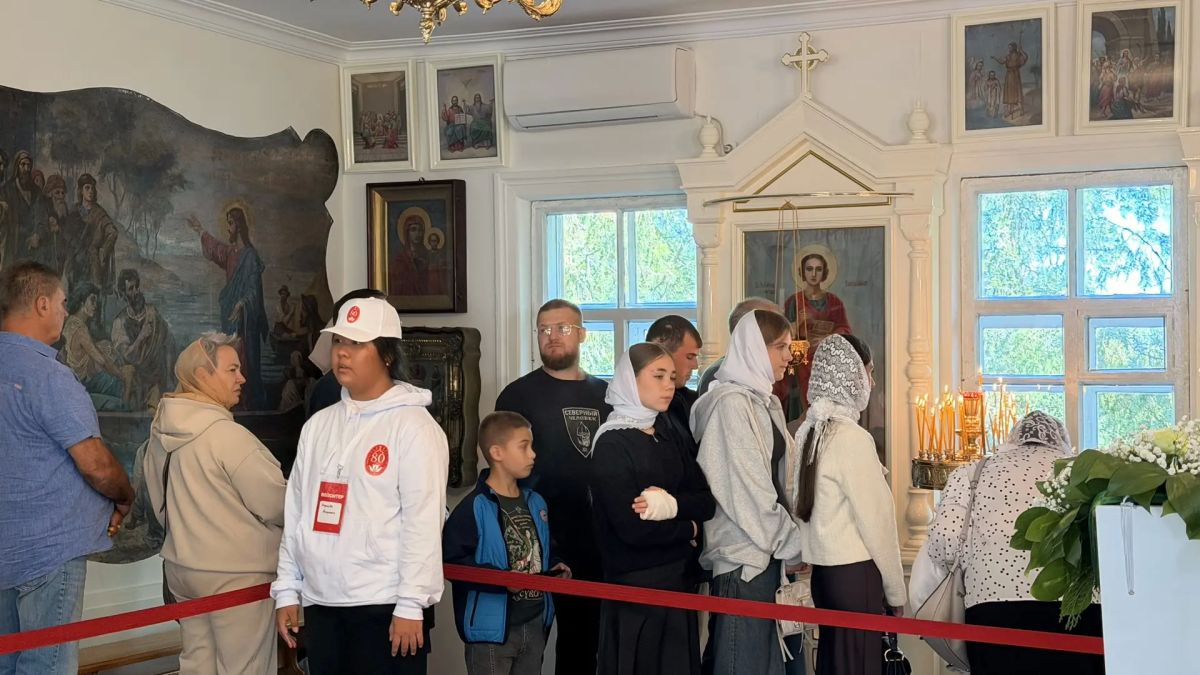 Люди, моменты, атмосфера. В этих кадрах - моменты торжеств, общая молитва, встречи и люди, объединившиеся в дни празднования 80-летия явления Христа Спасителя Люди, моменты, атмосфера. В этих кадрах - моменты торжеств, общая молитва, встречи и люди, объединившиеся в дни празднования 80-летия явления Христа Спасителя