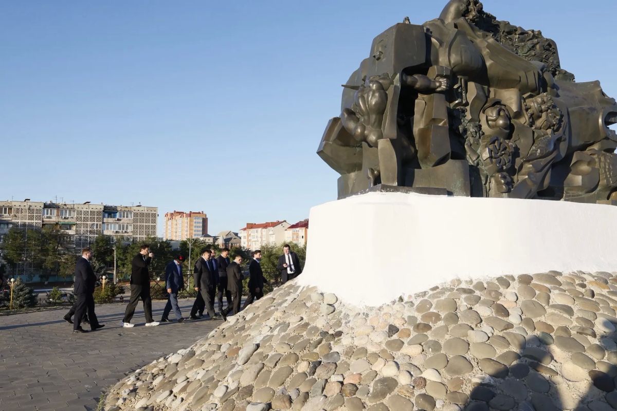 В рамках рабочего визита в Калмыкию министр строительства и ЖКХ России Ирек Файзуллин осмотрел дом №50 в 9-м микрорайоне Элисты — объект, который ещё недавно называли проблемным В рамках рабочего визита в Калмыкию министр строительства и ЖКХ России Ирек Файзуллин осмотрел дом №50 в 9-м микрорайоне Элисты — объект, который ещё недавно называли проблемным