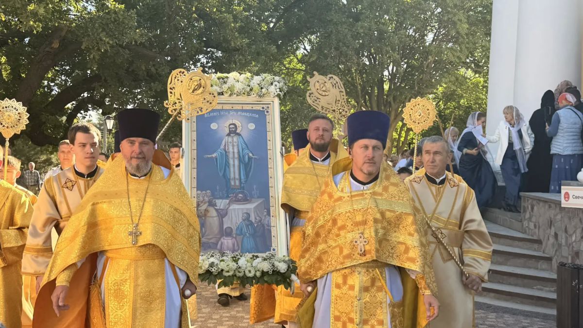 Люди, моменты, атмосфера. В этих кадрах - моменты торжеств, общая молитва, встречи и люди, объединившиеся в дни празднования 80-летия явления Христа Спасителя Люди, моменты, атмосфера. В этих кадрах - моменты торжеств, общая молитва, встречи и люди, объединившиеся в дни празднования 80-летия явления Христа Спасителя