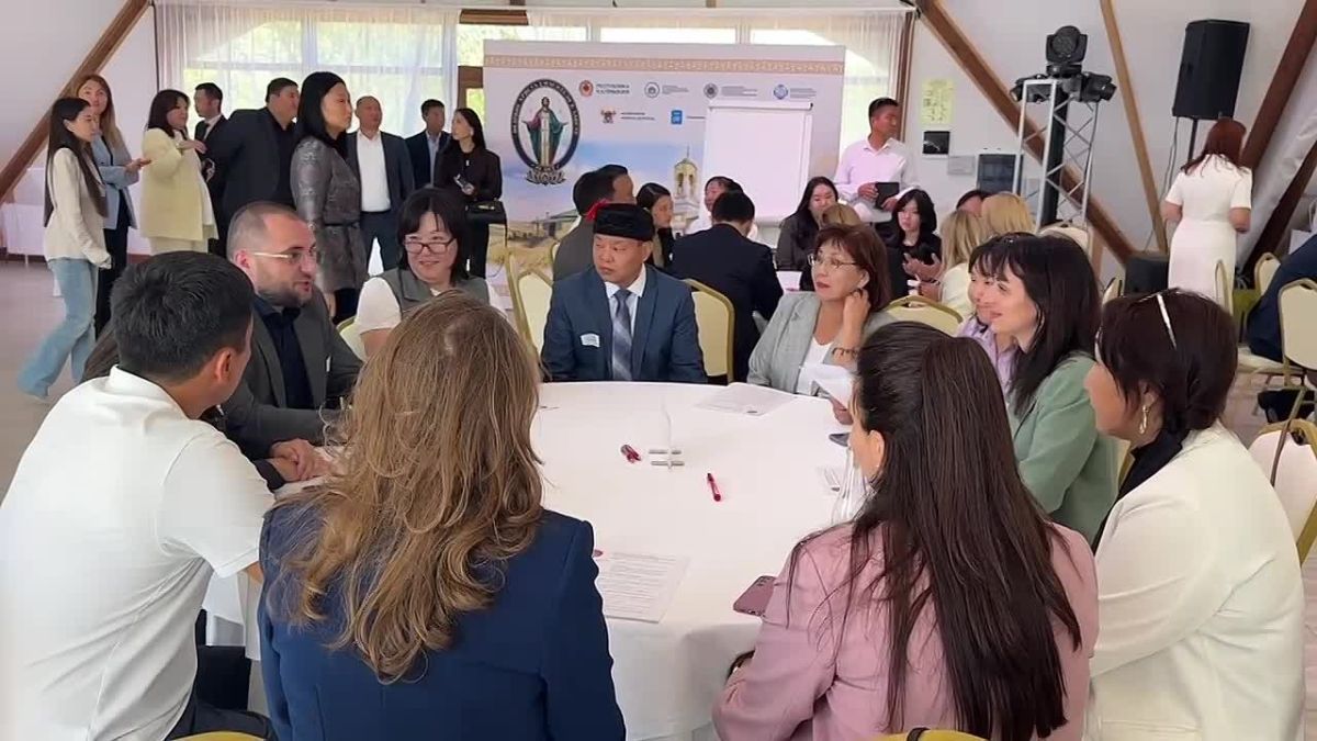 В столице Калмыкии прямо сейчас проходит стратегическая сессия «Роль паломничества и культурно-просветительского туризма в укреплении единства России»