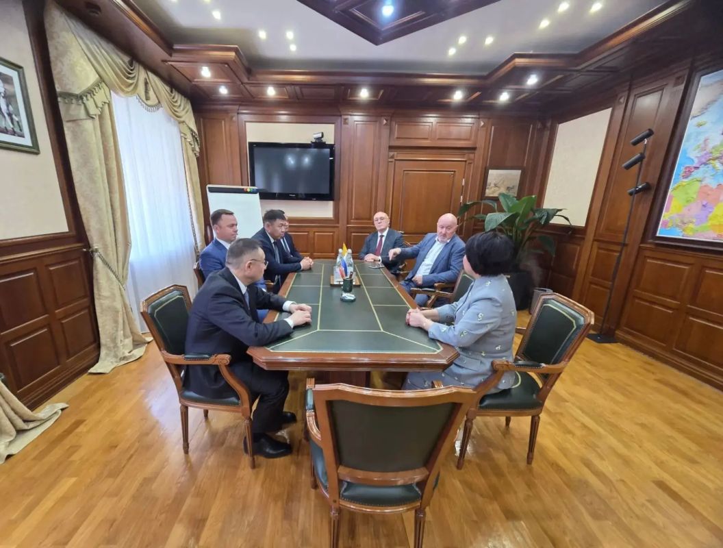 В рамках рабочей поездки в Калмыкию Глава Минстроя России Ирек Файзуллин провел рабочее совещание по вопросам развития строительства и ЖКХ региона В рамках рабочей поездки в Калмыкию Глава Минстроя России Ирек Файзуллин провел рабочее совещание по вопросам развития строительства и ЖКХ региона