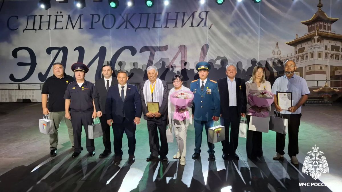Сотруднику МЧС России вручили награду «За заслуги перед Элистой» Сотруднику МЧС России вручили награду «За заслуги перед Элистой»