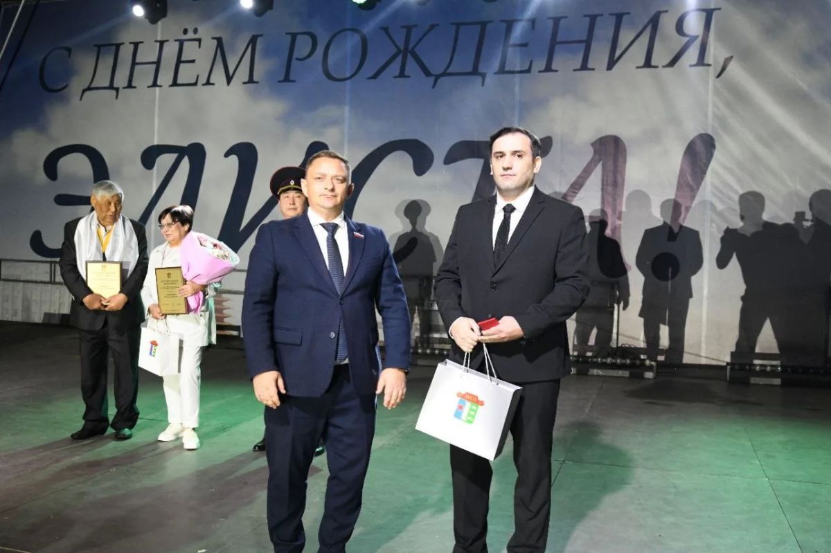 В День города Элисты чествовали тех, кто своим трудом меняет столицу к лучшему В День города Элисты чествовали тех, кто своим трудом меняет столицу к лучшему