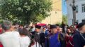 Танцы, музыка, яркие краски, улыбки и радость - праздник в самом разгаре! Элистинцы радостно приветствуют участников шествия