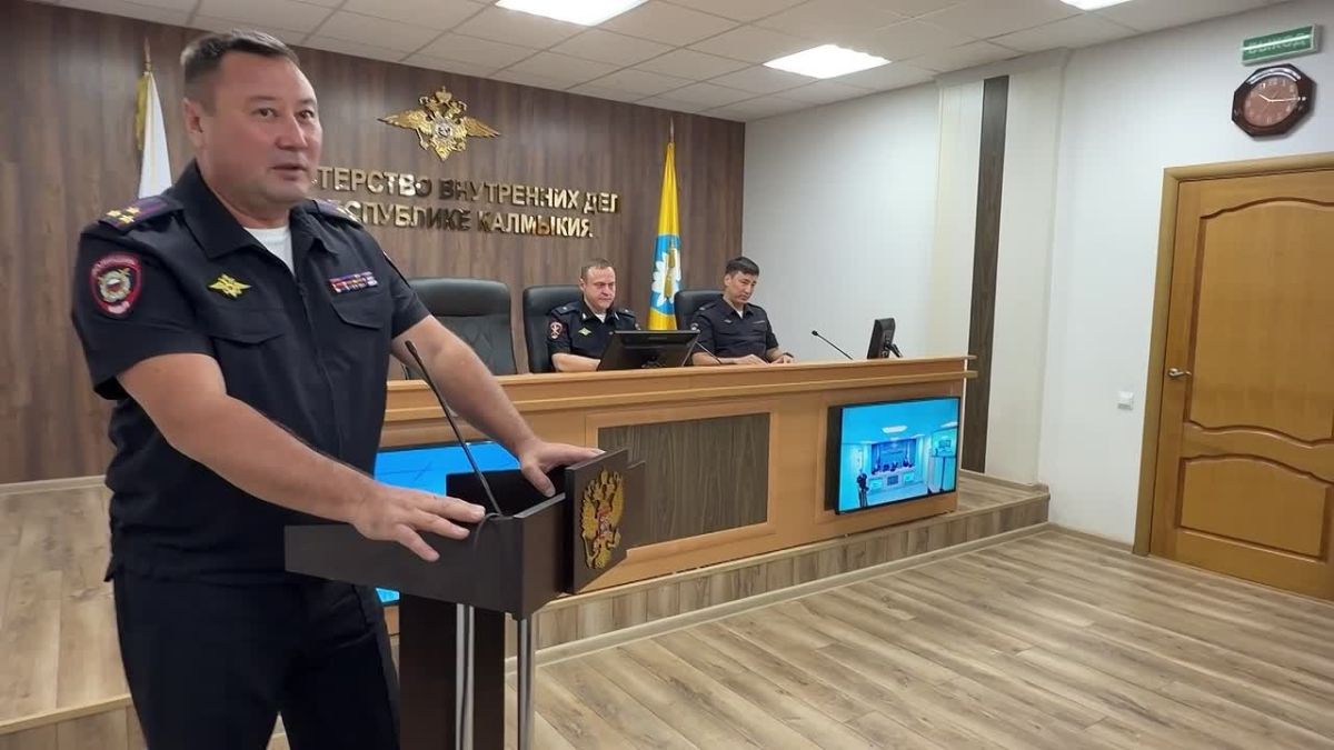 Министр внутренних дел по Республике Калмыкия генерал-майор полиции Дмитрий Григорьев провел встречу с личным составом, на которой поздравил сотрудников с профессиональными праздниками
