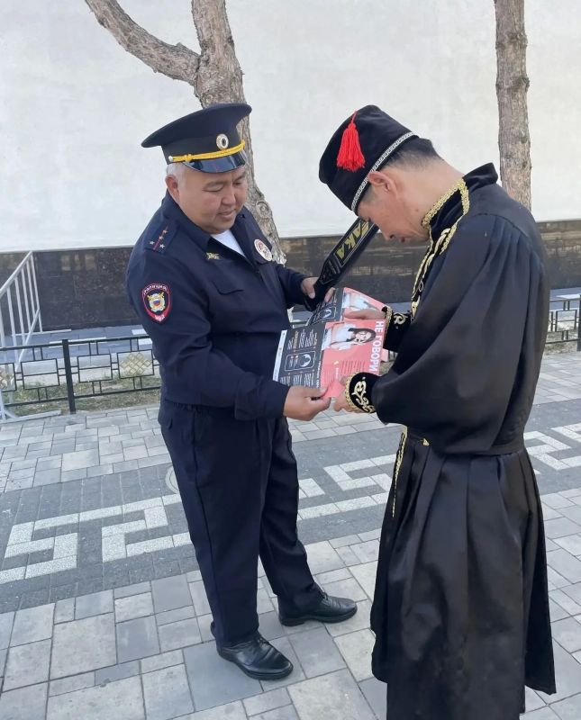 Сотрудники полиции провели профилактическую акцию в День города Сотрудники полиции провели профилактическую акцию в День города
