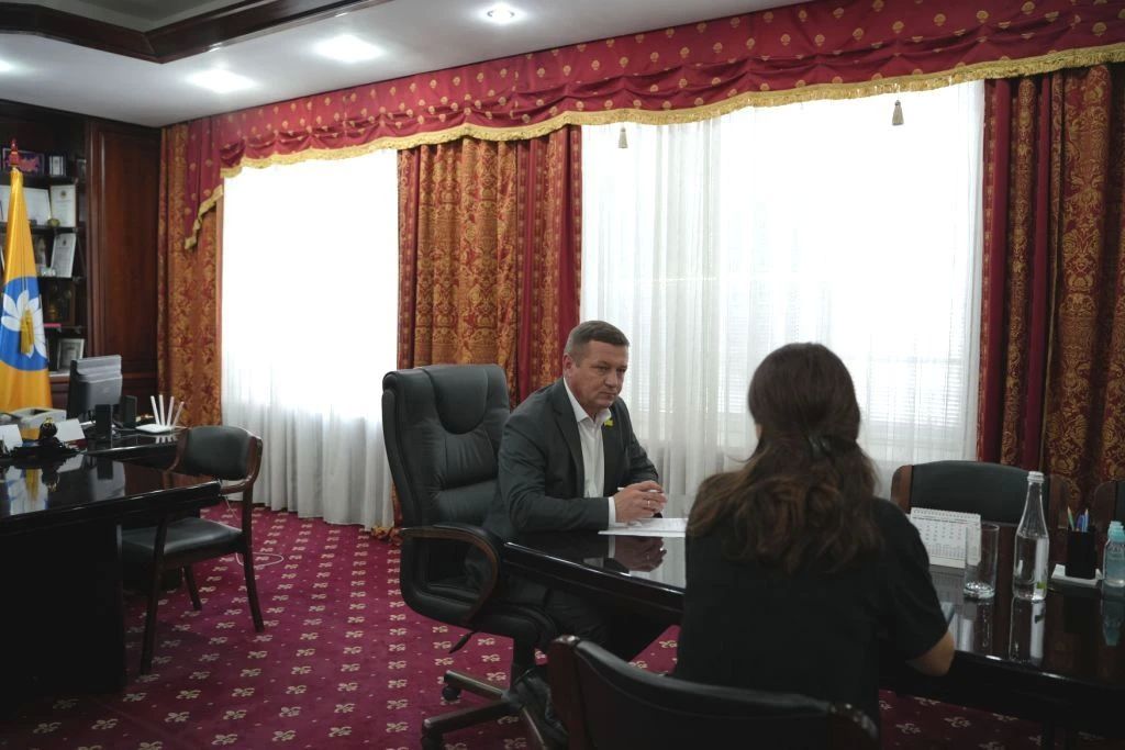 Председатель Народного Хурала (Парламента) Республики Калмыкия Артем Михайлов провел прием граждан по личным вопросам Председатель Народного Хурала (Парламента) Республики Калмыкия Артем Михайлов провел прием граждан по личным вопросам