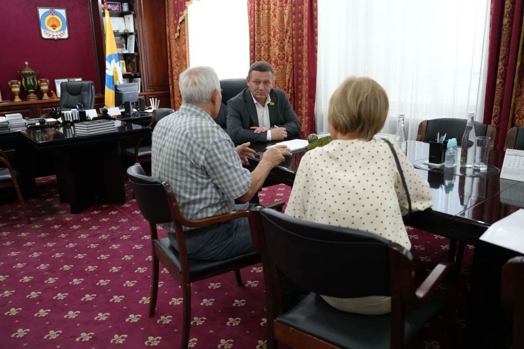 Председатель Народного Хурала (Парламента) Республики Калмыкия Артем Михайлов провел прием граждан по личным вопросам Председатель Народного Хурала (Парламента) Республики Калмыкия Артем Михайлов провел прием граждан по личным вопросам