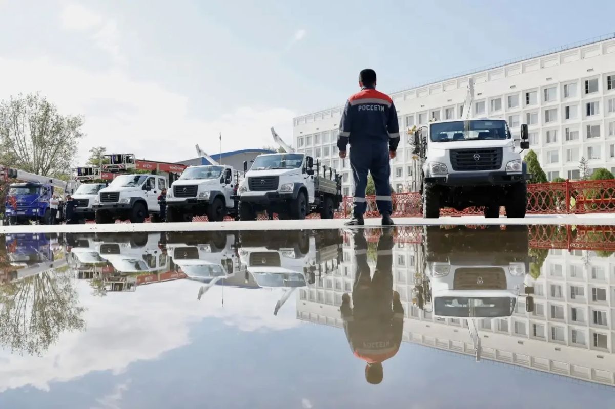 Бату Хасиков: Сегодня автопарк филиала компании «Россети Юг» – «Калмэнерго» пополнился первой партией современной техники Бату Хасиков: Сегодня автопарк филиала компании «Россети Юг» – «Калмэнерго» пополнился первой партией современной техники