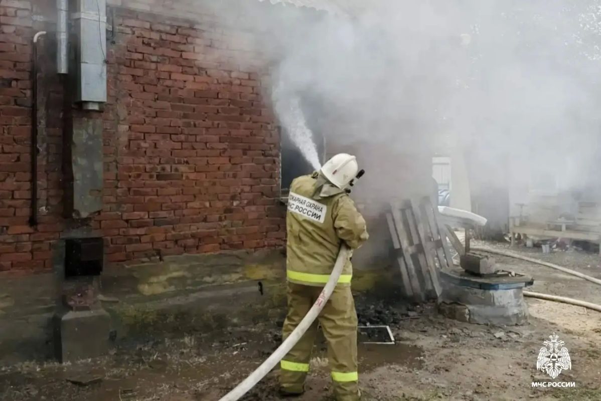 В Яшкуле ликвидировали возгорание дома В Яшкуле ликвидировали возгорание дома